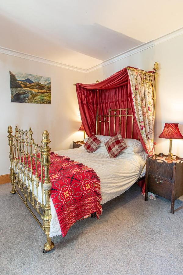 Taldraeth - Old Vicarage Guest House Penrhyndeudreath Екстериор снимка